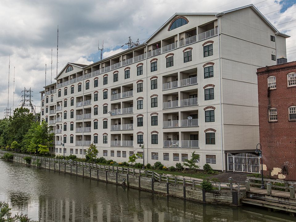 1st image of 2 Leverington Ave #20