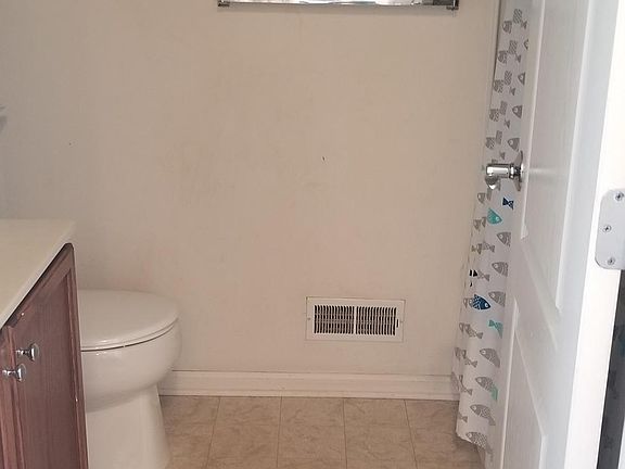 Bathroom on 3rd floor w tub/shower combination