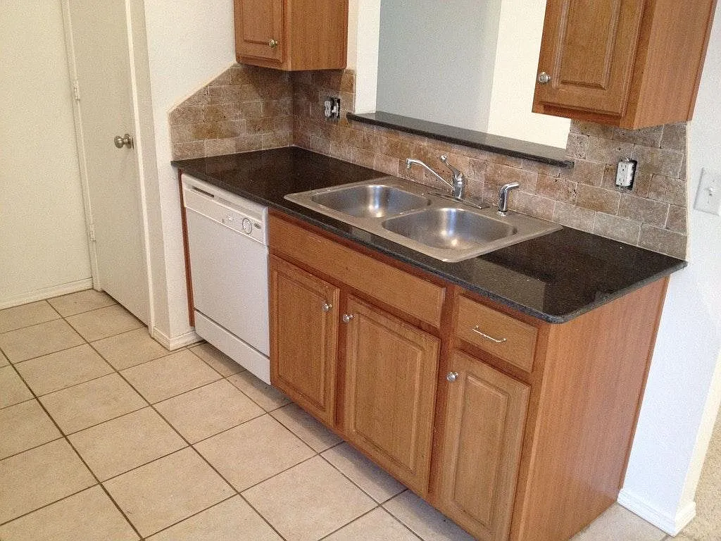 3 bed, 1220 sqft, $1,400 — Photo 3