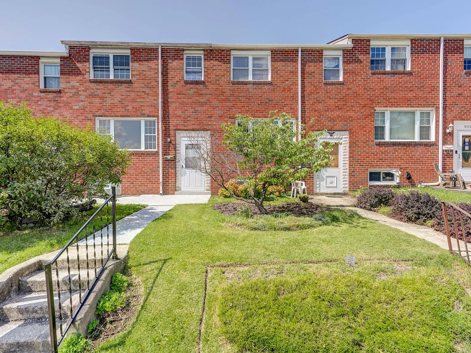 3 bed, 1.5 bath, 1408 sqft, $2,400 — Photo 1