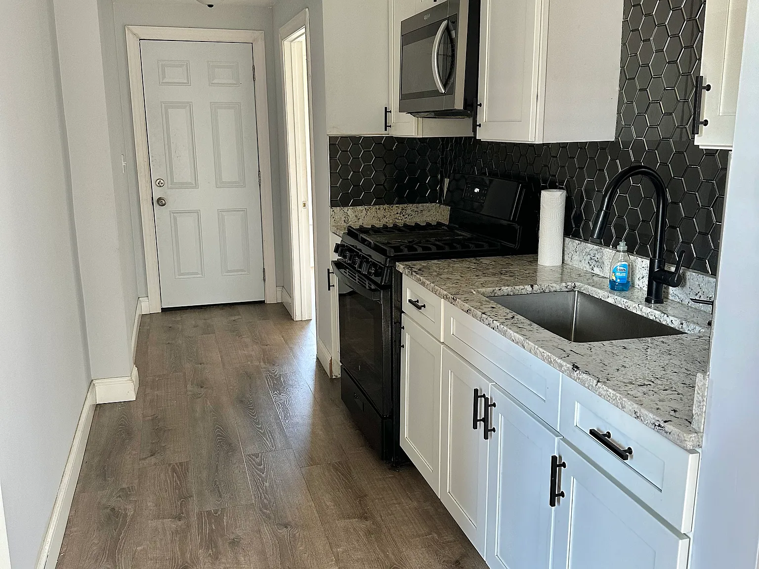 4 bed, $2,800 — Photo 1