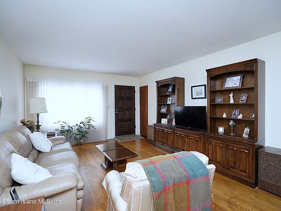 5th image of 109 Quinlan Ave