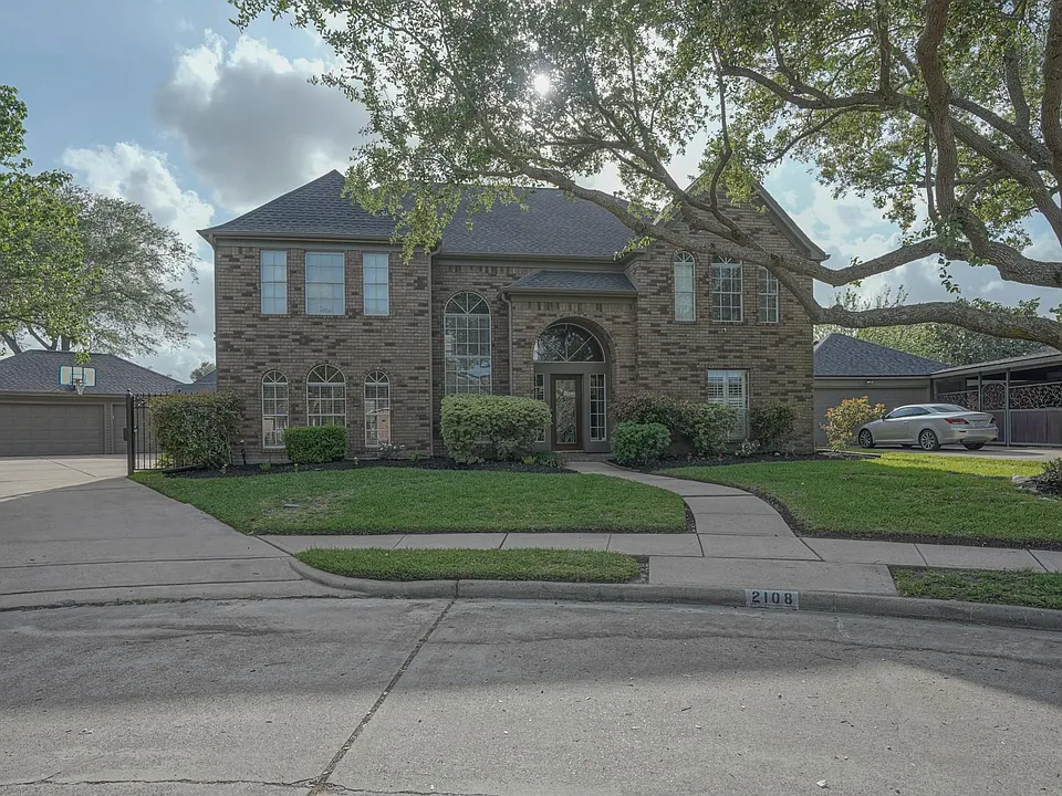 2108 Lakeway Dr