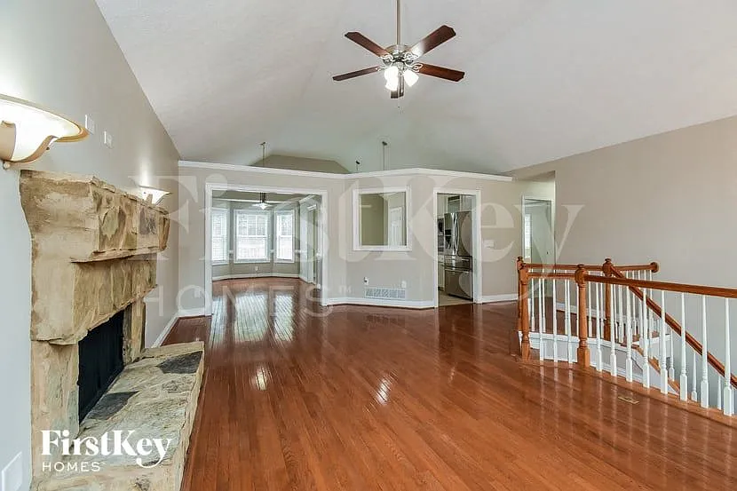 5 bed, 3.0 bath, 2318 sqft, $3,135 — Photo 4