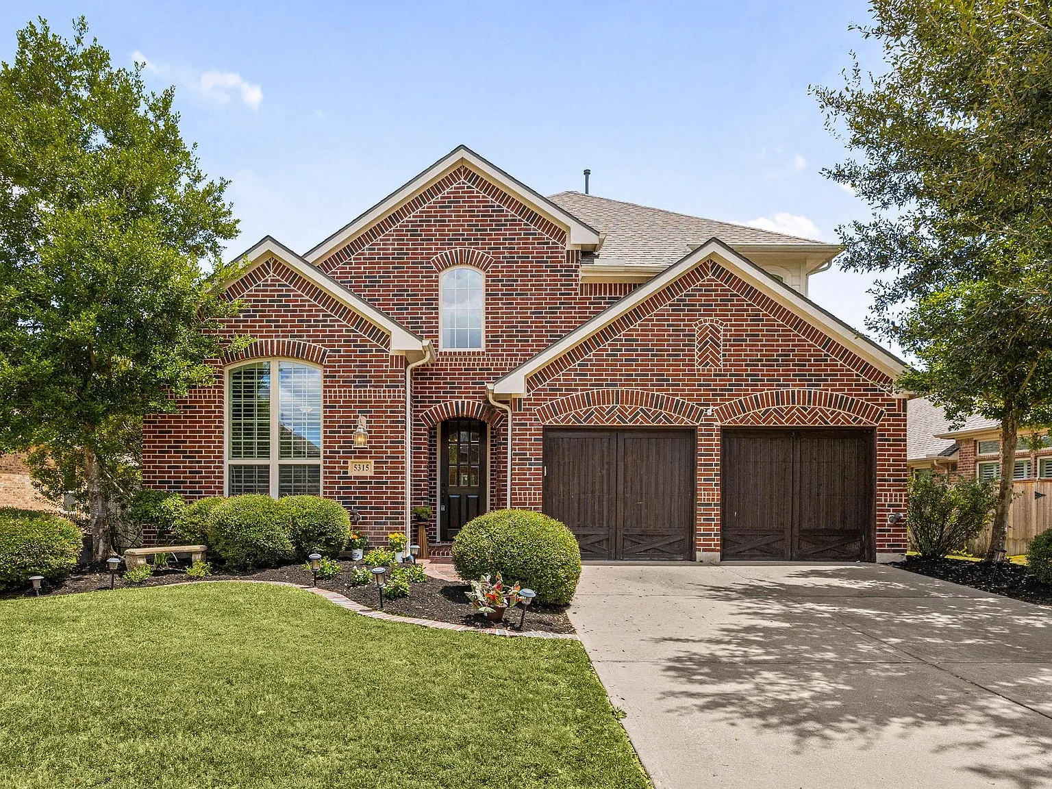 3 bed, 2.5 bath, 2799 sqft, $3,200 — Photo 2