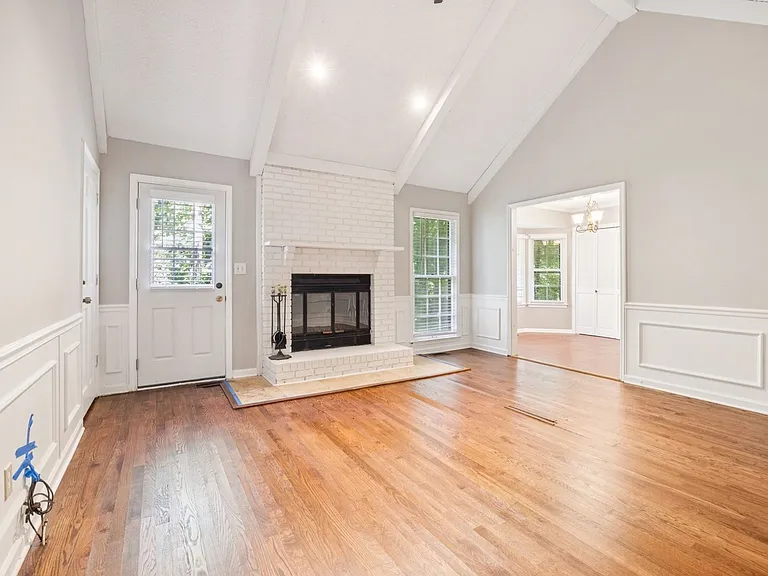 240 Brandenburgh Cir — Photo 4