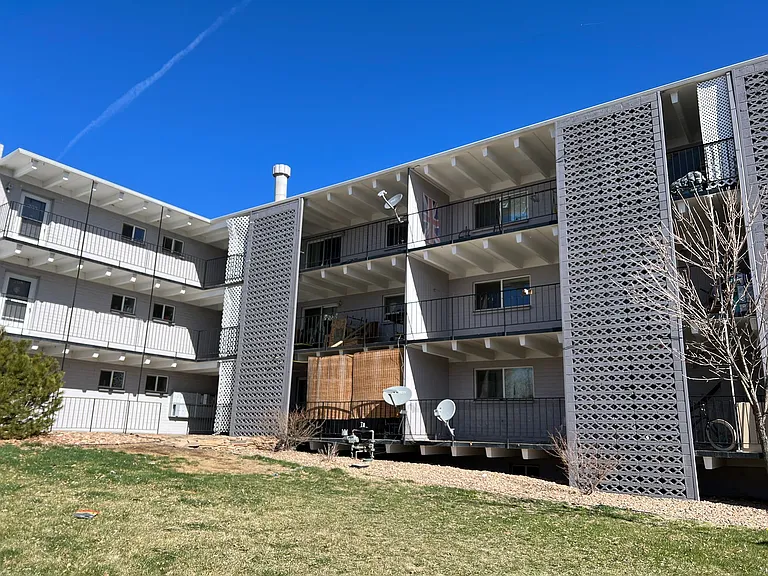 137 W Broadmoor Dr — Photo 1