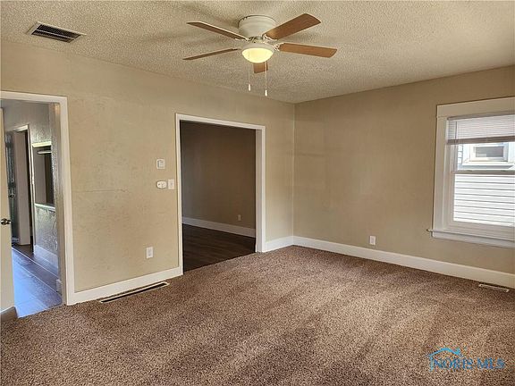 3rd image of 834 Utah St
