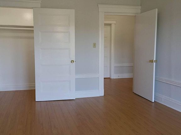 2nd image of 900 Oak St