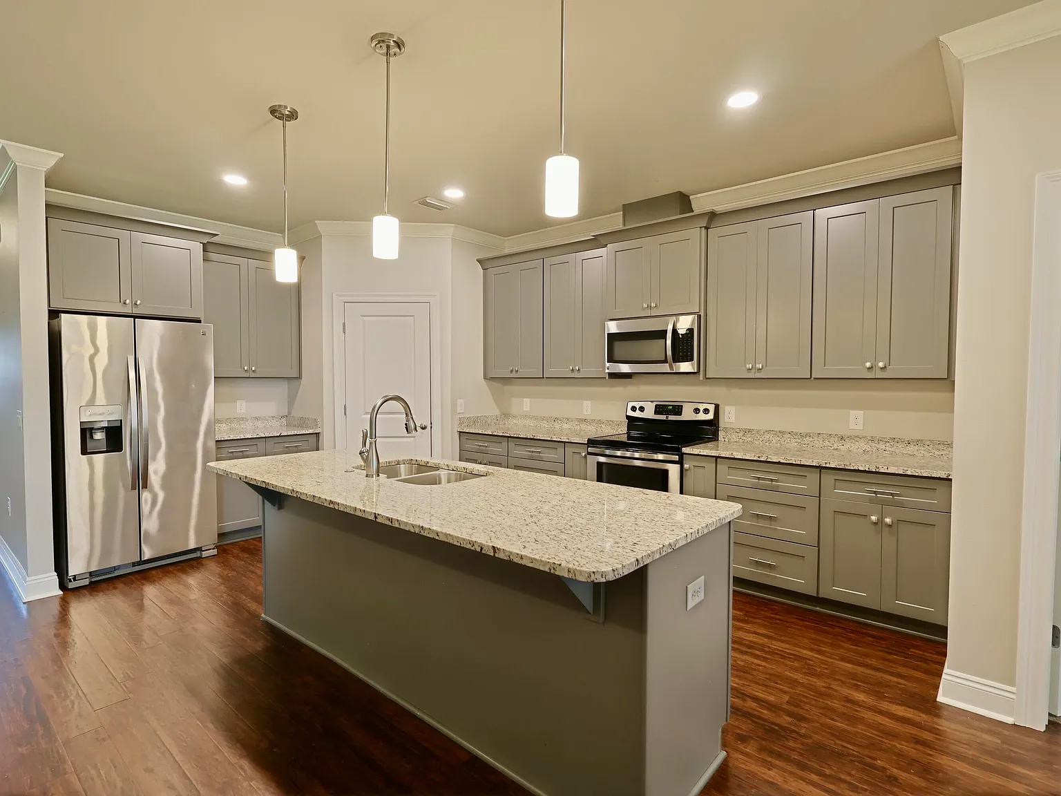 4 bed, 2.0 bath, 2055 sqft, $2,800 — Photo 4