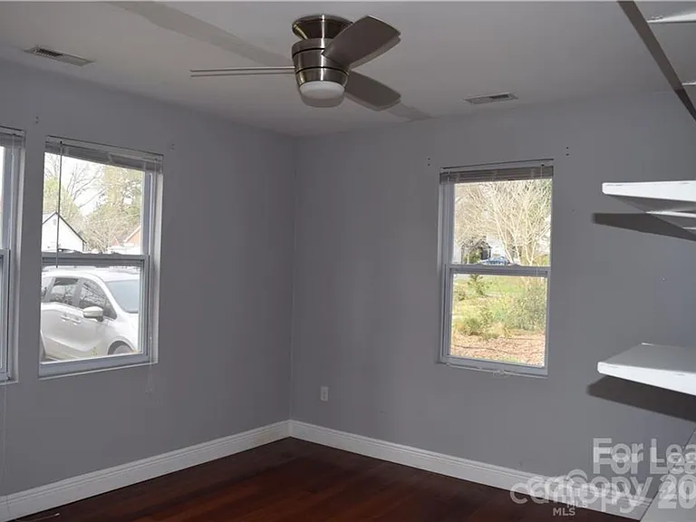 1221 Meadow Ln — Photo 8