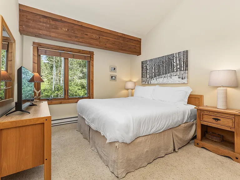 2nd Floor Bedroom #2 - King Bed