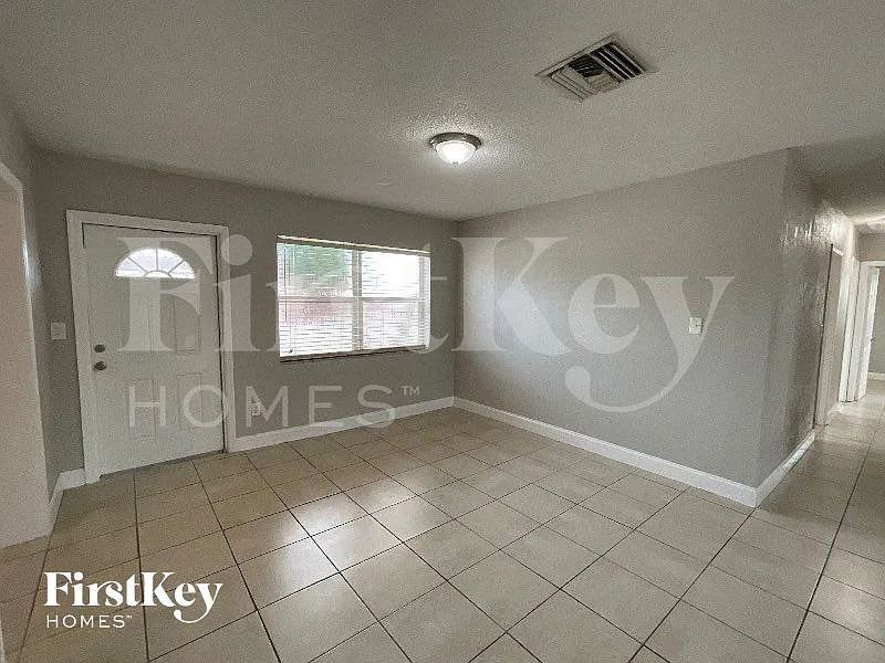 3 bed, 2.0 bath, 1222 sqft, $3,230 — Photo 2