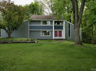 25201 Briarwyke Dr, Farmington Hills, MI 48336