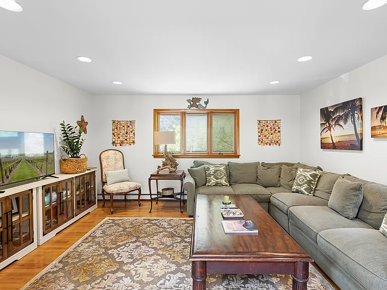 624 Noyack Rd — Photo 5