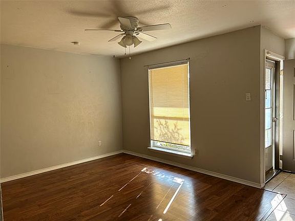 4th image of 1209 Meadowcrest Dr
