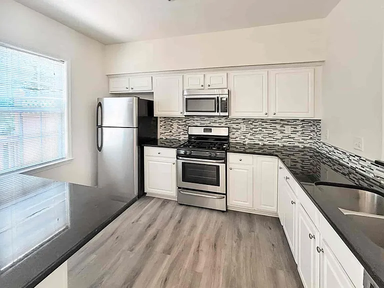 4033 Edgecomb Dr — Photo 8