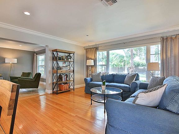 5th image of 2031 Bay St NE