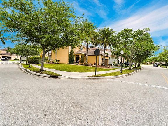 2nd image of 1518 Maple Dr Unit 1518
