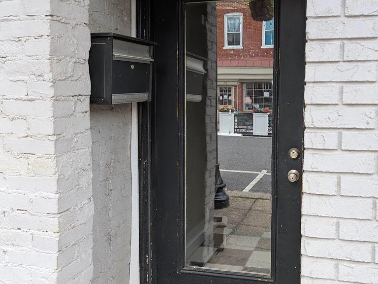 170 E Davis St — Photo 2