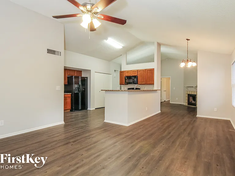 13269 N 56th Ave — Photo 3