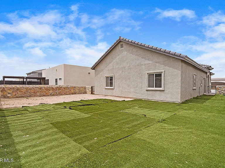 13760 Blackburn Ave — Photo 27