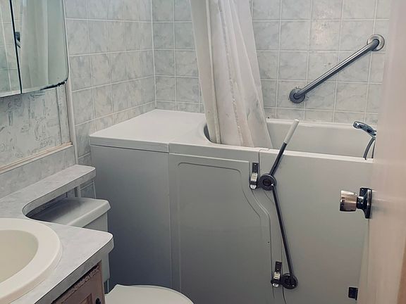 4th image of 1100 Riverside Dr #6A