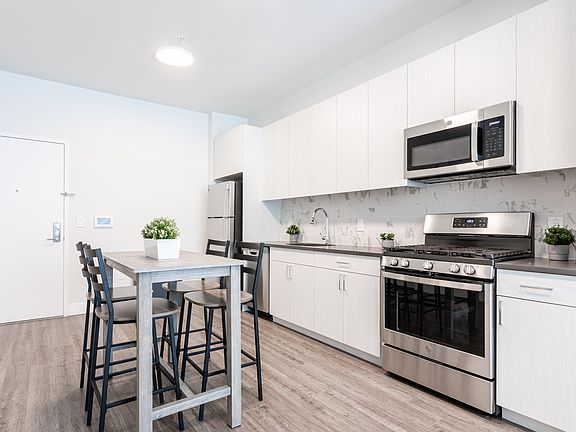 2nd image of 475 William St #601