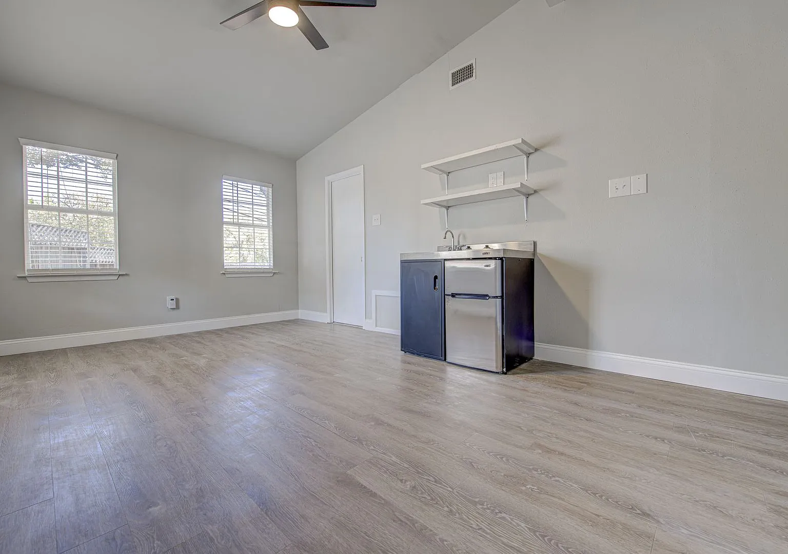 705 Sunrise Ave — Photo 1