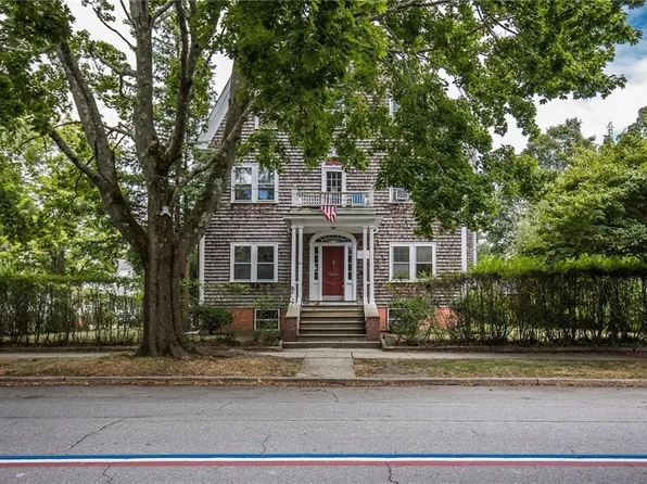 82 High St, Bristol, RI 02809