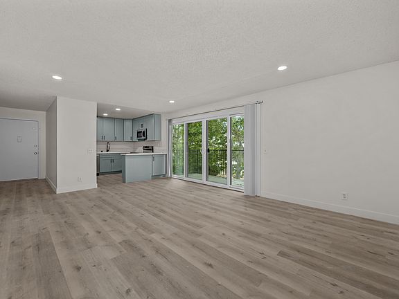 2nd image of 228 Las Flores Dr APT 5