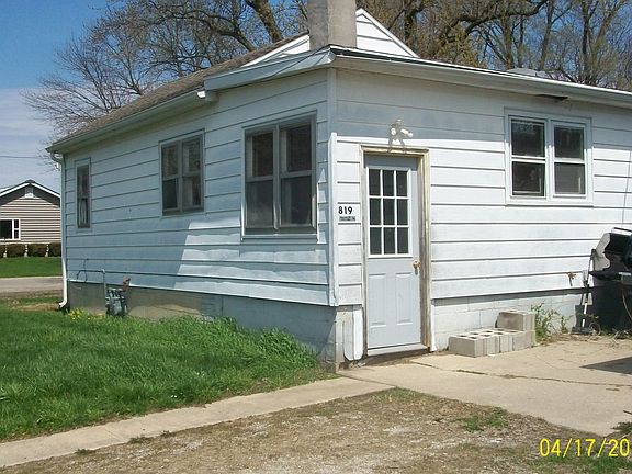 2nd image of 819 W Iroquois St