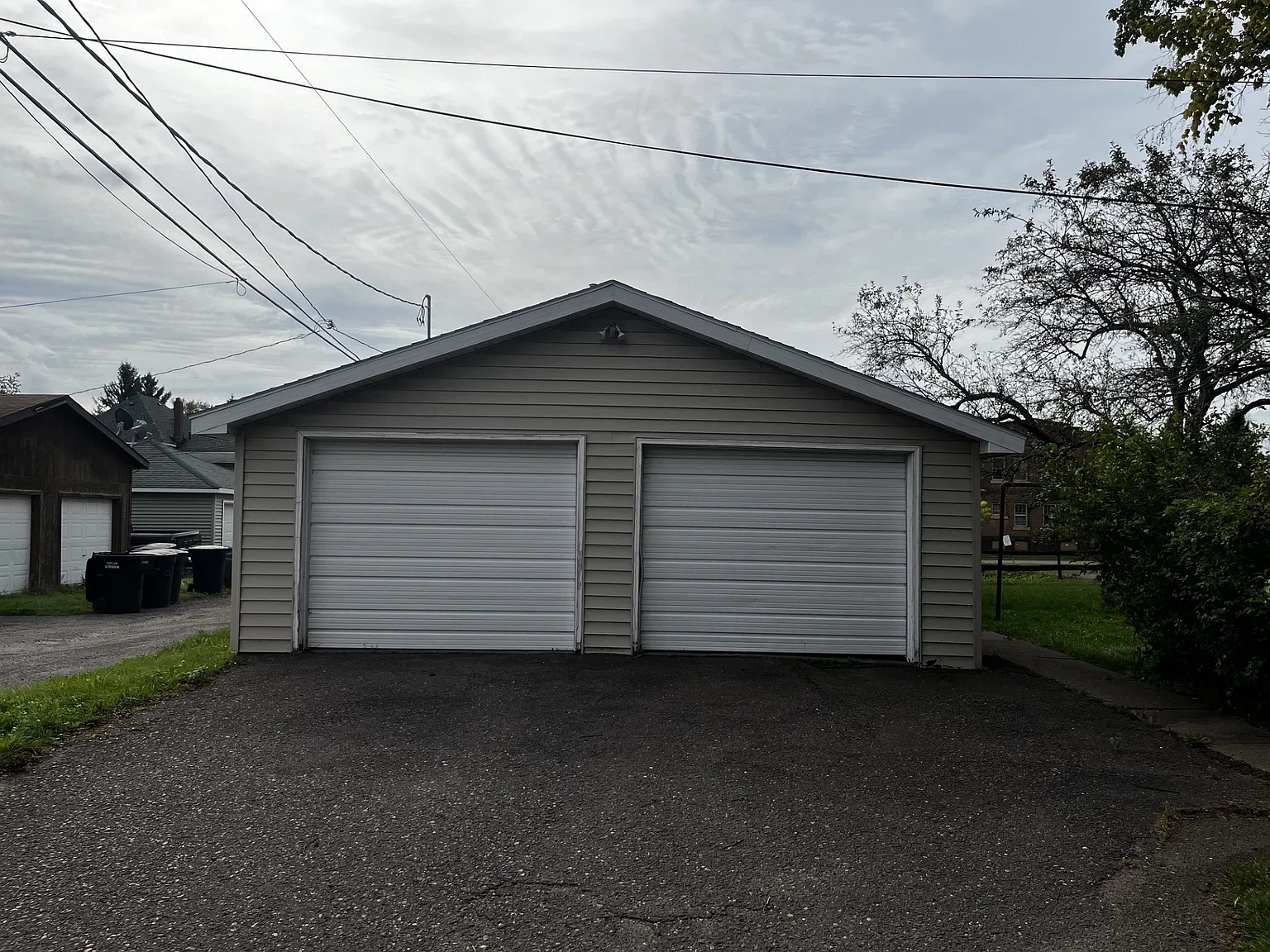 5 bed, 2.0 bath, 3500 sqft, $2,100 — Photo 3