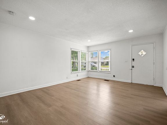 3rd image of 17127 Park Ave