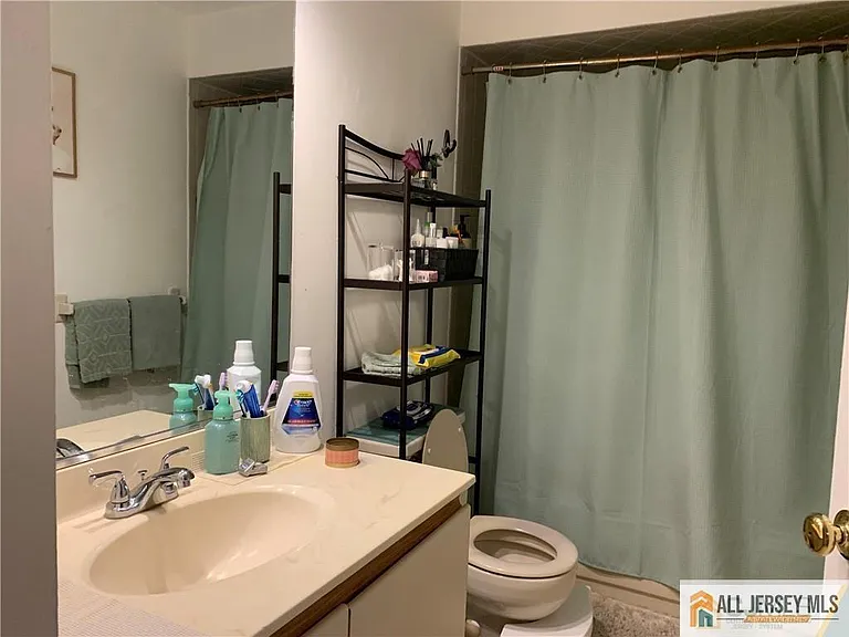 404 Carhart Ct — Photo 6