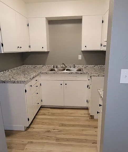 680 & 690 Lawrence St — Photo 16