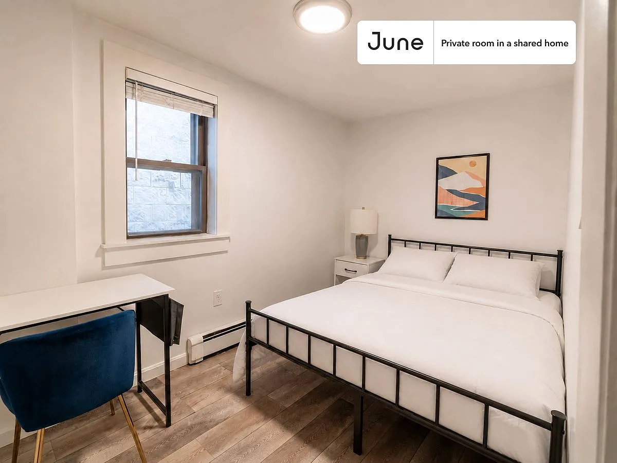 Queen bedroom in 5 bed/2 bath home in South Boston #1752 C — Photo 1