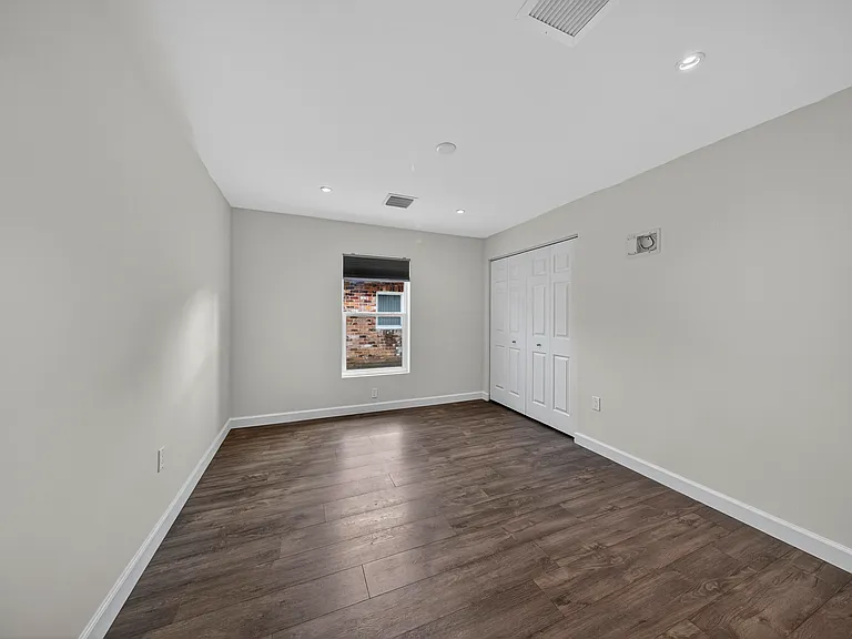 410 NE 34th St — Photo 26