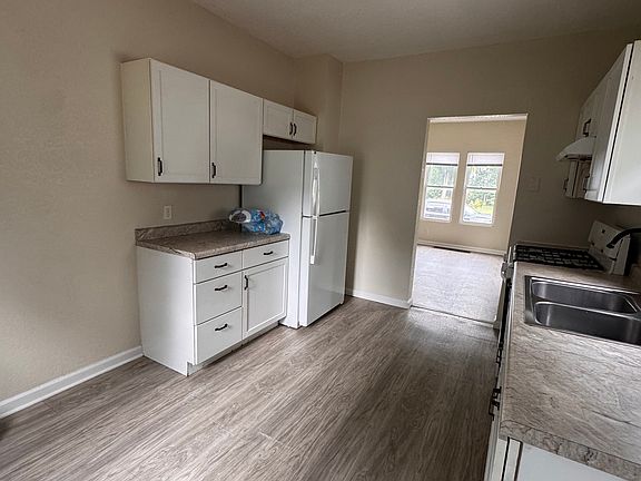 4th image of 321 Randall St #319