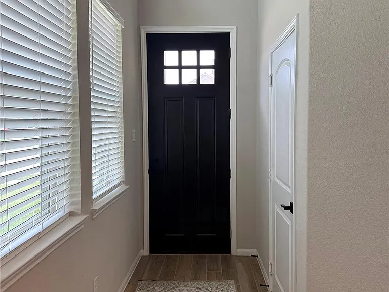 5504 Hyde Park Dr — Photo 3