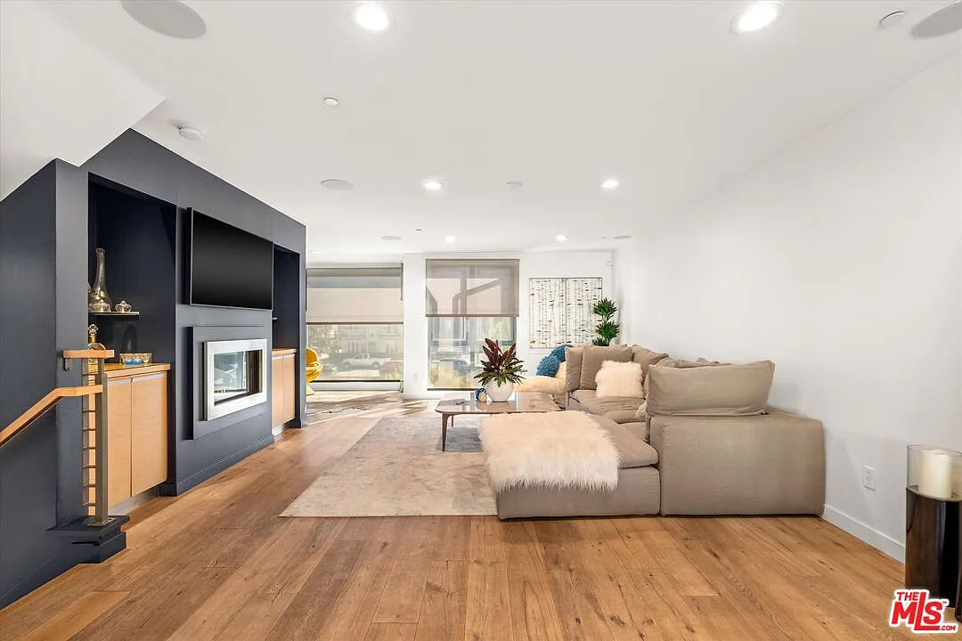 2 bed, 3.0 bath, 1950 sqft, $8,485 — Photo 1