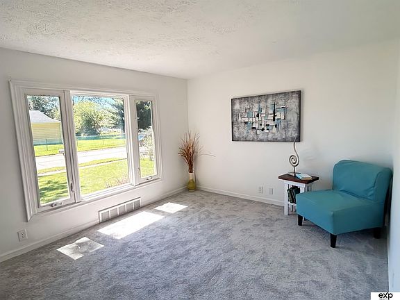 2nd image of 902 W 32nd Ave