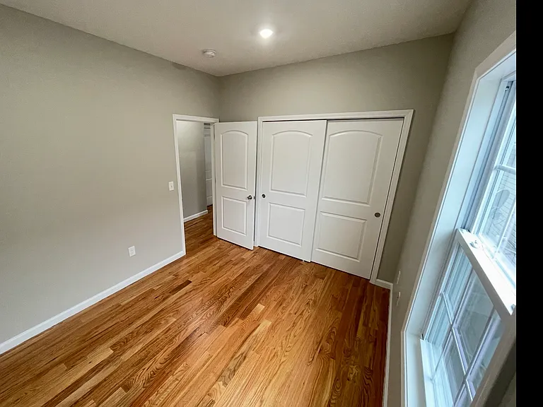 331 John St — Photo 7