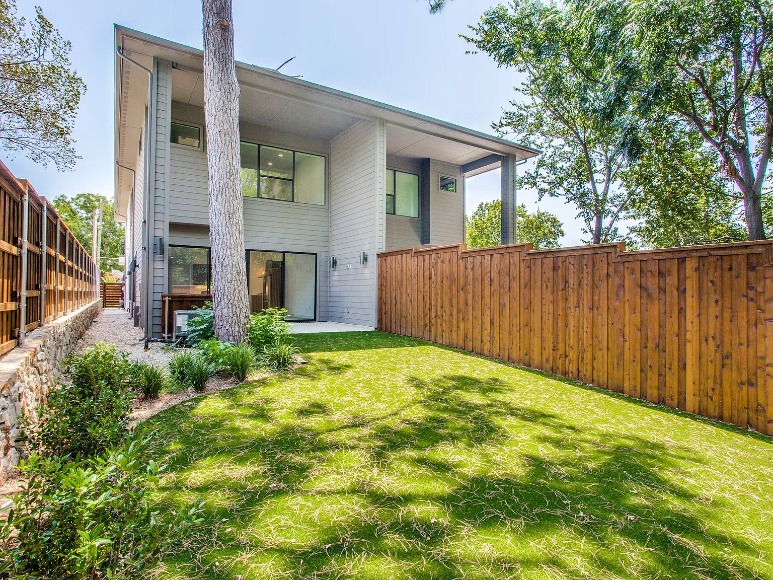3 bed, 2.5 bath, 2320 sqft, $4,100 — Photo 3