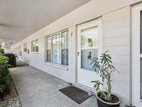 3rd image of 2461 Rhodesian Dr APT 7