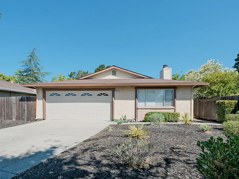 505 Mission Pl — Photo 2
