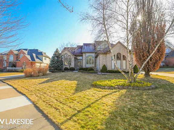3rd image of 55602 Parkview Dr