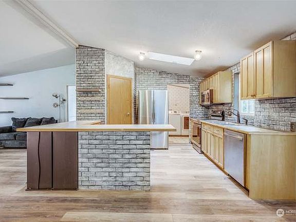 2nd image of 40 E Totten Pl