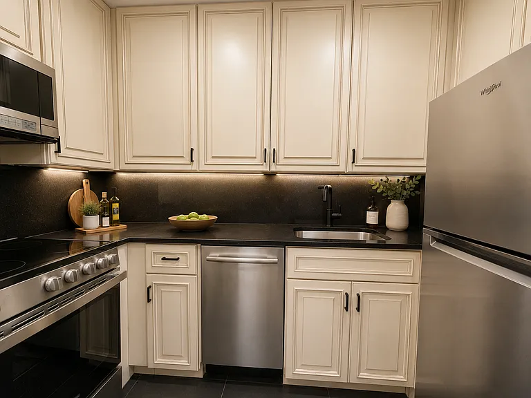 449 W 44th St #3D — Photo 4