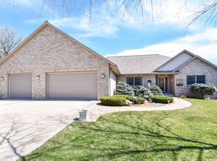 7401 Pine Ridge Dr, Burlington, WI 53105